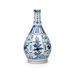 A pair of Chinese blue and white 'Flying Horses' pear-shaped bottle vases — 照片 7
