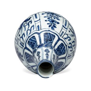 A pair of Chinese blue and white 'Flying Horses' pear-shaped bottle vases — 照片 8