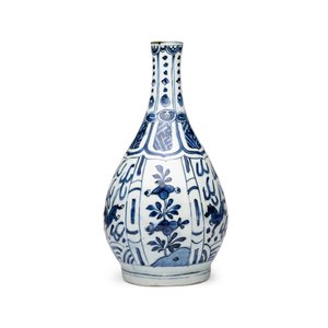 A pair of Chinese blue and white 'Flying Horses' pear-shaped bottle vases — 照片 10