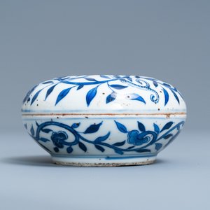 A pair of Chinese blue and white four-tier stacking boxes, a seal paste box and four saucers, 19th C. — photo 5
