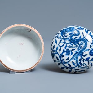 A pair of Chinese blue and white four-tier stacking boxes, a seal paste box and four saucers, 19th C. — photo 6