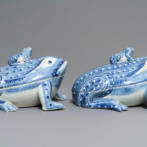 A pair of Chinese blue and white frog tureens and covers, 20th C. — 照片 4