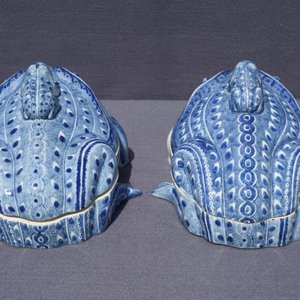 A pair of Chinese blue and white frog tureens and covers, 20th C. — 照片 9