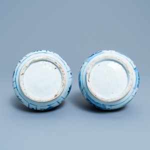 A pair of Chinese blue and white 'garlic head' bottle vases, Wanli — 照片 11