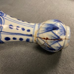 A pair of Chinese blue and white 'garlic head' bottle vases, Wanli — 照片 18