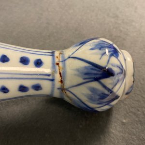 A pair of Chinese blue and white 'garlic head' bottle vases, Wanli — 照片 20