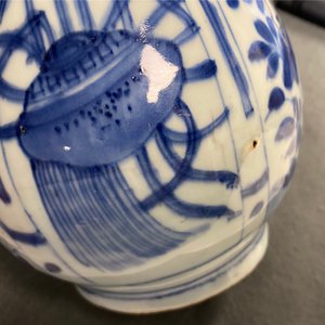 A pair of Chinese blue and white 'garlic head' bottle vases, Wanli — 照片 23