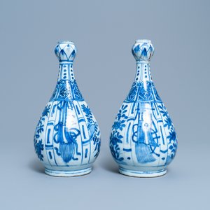 A pair of Chinese blue and white 'garlic head' bottle vases, Wanli — 照片 4