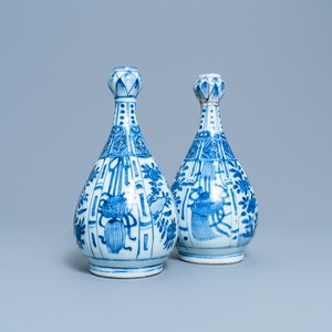 A pair of Chinese blue and white garlic-mouth bottle vases, Wanli — 照片 1