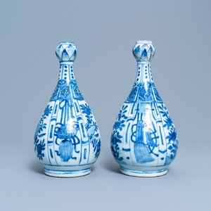 A pair of Chinese blue and white garlic-mouth bottle vases, Wanli — 照片 2