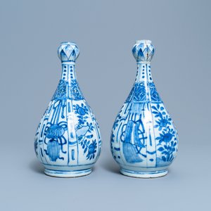A pair of Chinese blue and white garlic-mouth bottle vases, Wanli — 照片 3