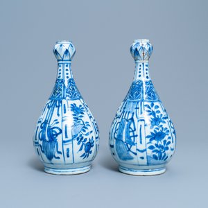 A pair of Chinese blue and white garlic-mouth bottle vases, Wanli — 照片 5