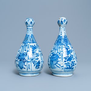 A pair of Chinese blue and white garlic-mouth bottle vases, Wanli — 照片 7