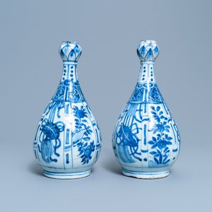 A pair of Chinese blue and white garlic-mouth bottle vases, Wanli — 照片 9