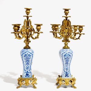 A pair of Chinese blue and white gilt bronze-mounted candelabra vases, Kangxi — photo 5