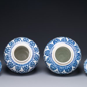 A pair of Chinese blue and white ginger jars and covers with floral design, Kangxi — 照片 4