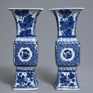 A pair of Chinese blue and white gu beaker vases, Kangxi — photo 1