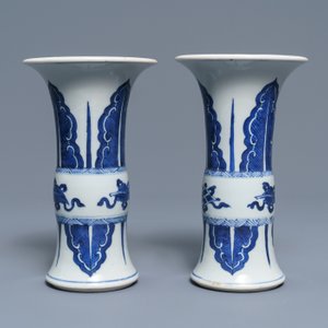 A pair of Chinese blue and white 'gu' vases, Kangxi — photo 3