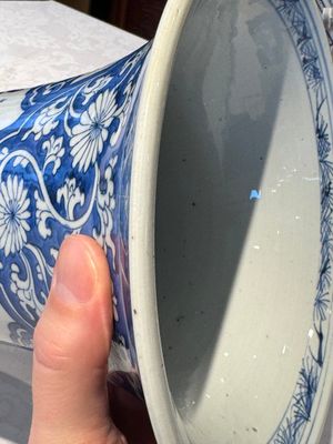 A pair of Chinese blue and white 'gu' vases with floral design, Kangxi — 照片 54