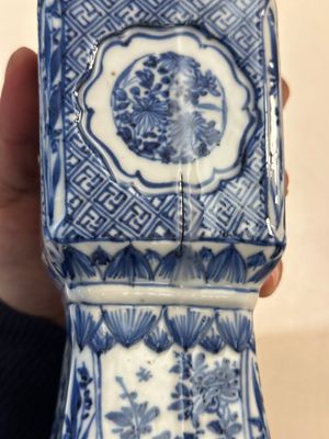 A pair of Chinese blue and white 'gu' vases with floral design, Kangxi — 照片 13