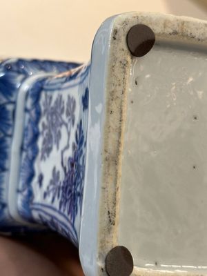 A pair of Chinese blue and white 'gu' vases with floral design, Kangxi — 照片 16