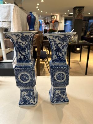 A pair of Chinese blue and white 'gu' vases with floral design, Kangxi — 照片 4