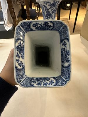 A pair of Chinese blue and white 'gu' vases with floral design, Kangxi — 照片 5