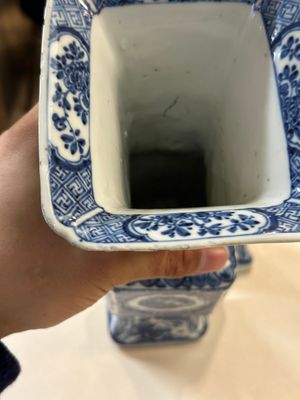 A pair of Chinese blue and white 'gu' vases with floral design, Kangxi — 照片 6