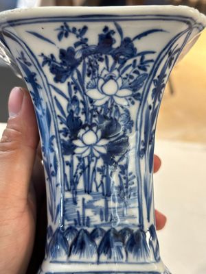 A pair of Chinese blue and white 'gu' vases with floral design, Kangxi — 照片 9