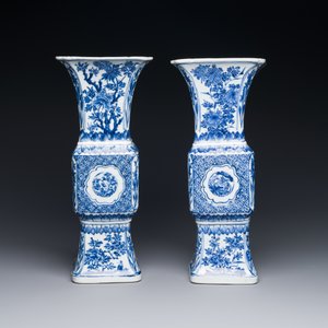 A pair of Chinese blue and white 'gu' vases with floral design, Kangxi — 照片 2