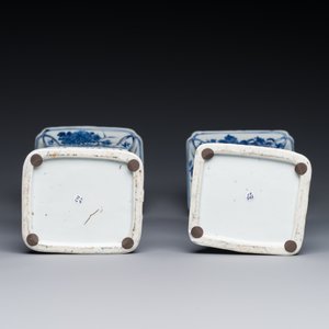 A pair of Chinese blue and white 'gu' vases with floral design, Kangxi — 照片 4