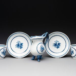 A pair of Chinese blue and white handled cups and saucers and a milk jug, Qianlong/Jiaqing — photo 1