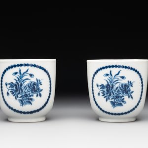 A pair of Chinese blue and white handled cups and saucers and a milk jug, Qianlong/Jiaqing — photo 11