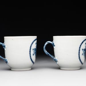 A pair of Chinese blue and white handled cups and saucers and a milk jug, Qianlong/Jiaqing — photo 12