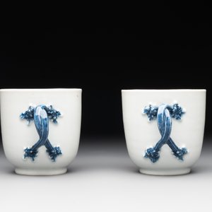 A pair of Chinese blue and white handled cups and saucers and a milk jug, Qianlong/Jiaqing — photo 13