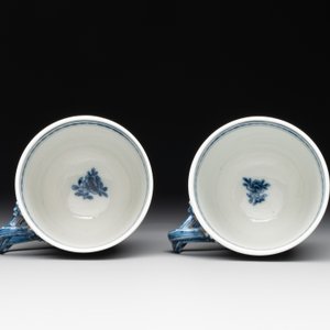 A pair of Chinese blue and white handled cups and saucers and a milk jug, Qianlong/Jiaqing — photo 14