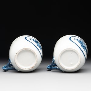 A pair of Chinese blue and white handled cups and saucers and a milk jug, Qianlong/Jiaqing — photo 15