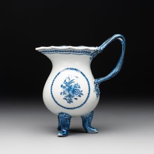 A pair of Chinese blue and white handled cups and saucers and a milk jug, Qianlong/Jiaqing — photo 2