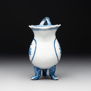 A pair of Chinese blue and white handled cups and saucers and a milk jug, Qianlong/Jiaqing — photo 3