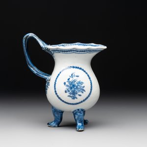 A pair of Chinese blue and white handled cups and saucers and a milk jug, Qianlong/Jiaqing — photo 4