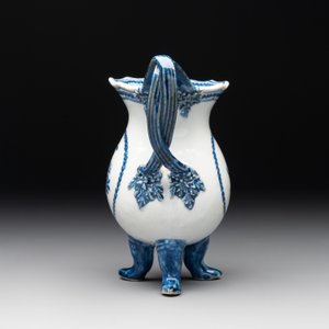 A pair of Chinese blue and white handled cups and saucers and a milk jug, Qianlong/Jiaqing — photo 5