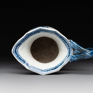 A pair of Chinese blue and white handled cups and saucers and a milk jug, Qianlong/Jiaqing — photo 6