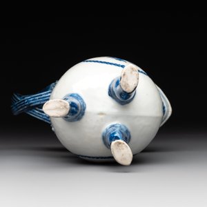A pair of Chinese blue and white handled cups and saucers and a milk jug, Qianlong/Jiaqing — photo 7