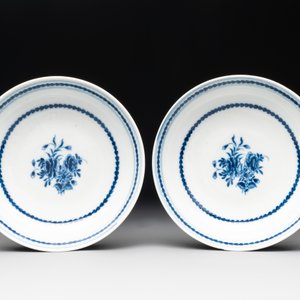 A pair of Chinese blue and white handled cups and saucers and a milk jug, Qianlong/Jiaqing — photo 8