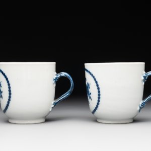 A pair of Chinese blue and white handled cups and saucers and a milk jug, Qianlong/Jiaqing — photo 10
