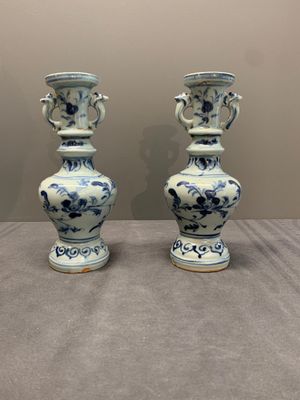 A pair of Chinese blue and white handled vases with floral design, Ming — photo 1