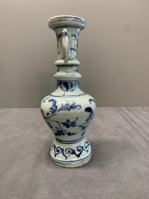 A pair of Chinese blue and white handled vases with floral design, Ming — photo 11
