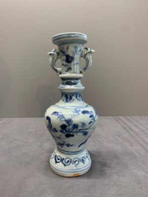 A pair of Chinese blue and white handled vases with floral design, Ming — photo 2
