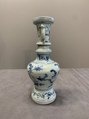 A pair of Chinese blue and white handled vases with floral design, Ming — photo 3