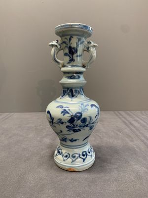 A pair of Chinese blue and white handled vases with floral design, Ming — photo 4